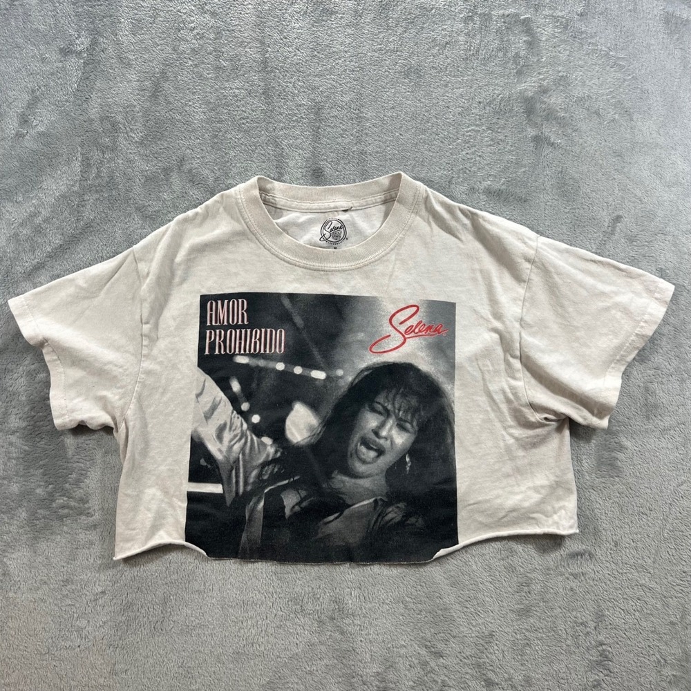 Selena Amor Prohibido Graphic Crop Top Womens Size Small‎ Cream Good Raw Hem Tee